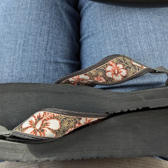 Teva flip flops like new size 8 - Picture 9 of 13